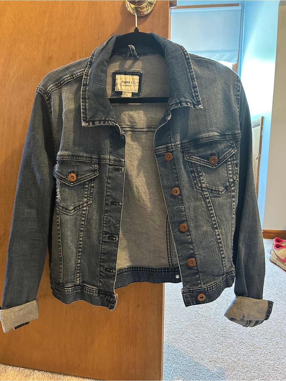 Forever 21 Medium Wash Denim Jacket Cropped in Blue